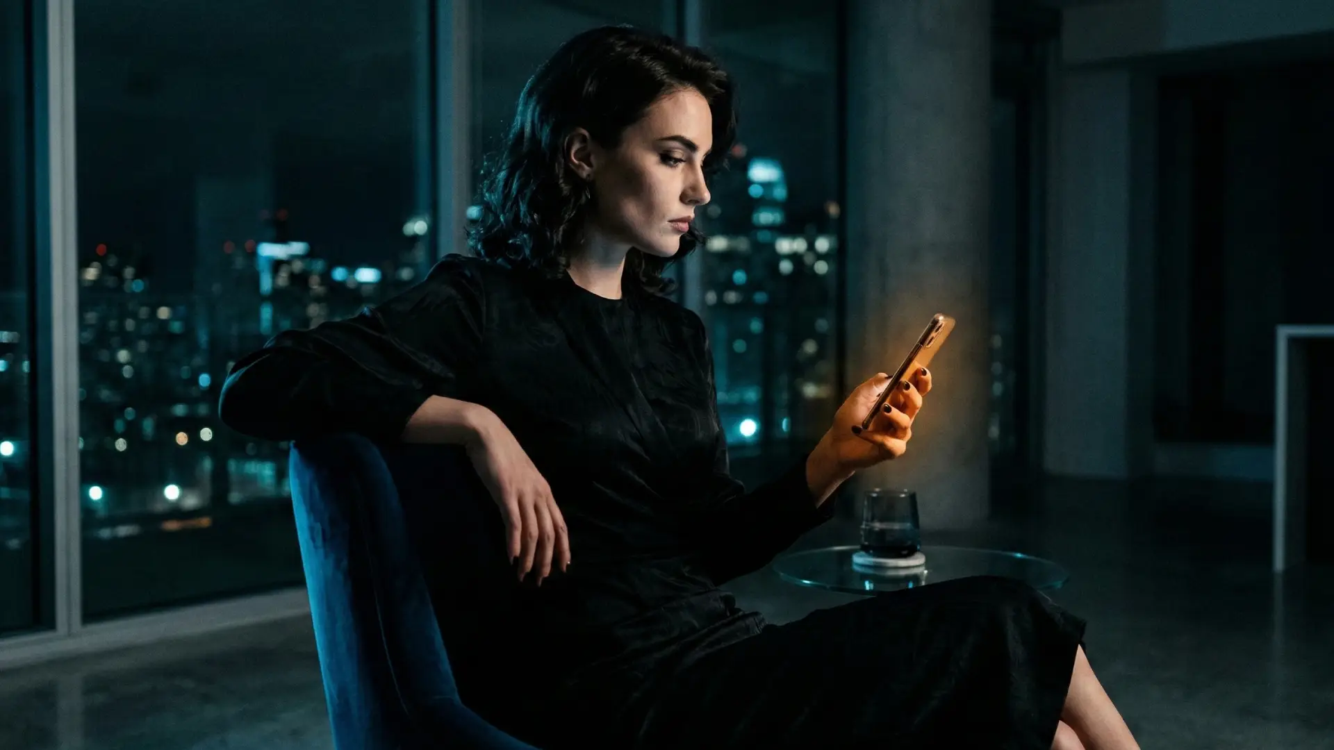 OnlyFans Agentur Management Deutschland - Elegante Frau mit voller Kontrolle über ihr Einkommen und finanzielle Macht